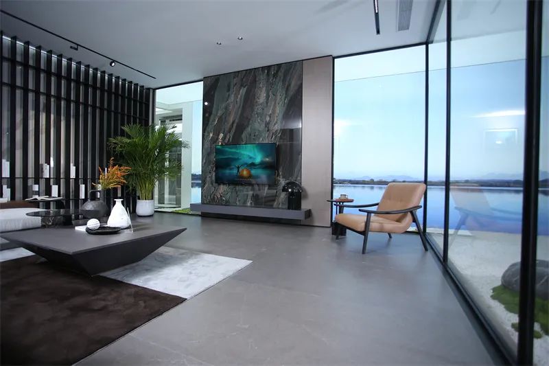 冠军的父母看到孩子夺冠,冠军的家庭