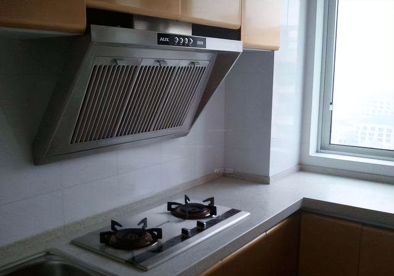 油烟机不管有多脏一个口罩就搞定,油烟机有油渍怎么洗掉