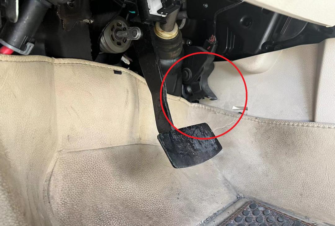 行驶中油门卡死,车辆行驶中油门突然断掉