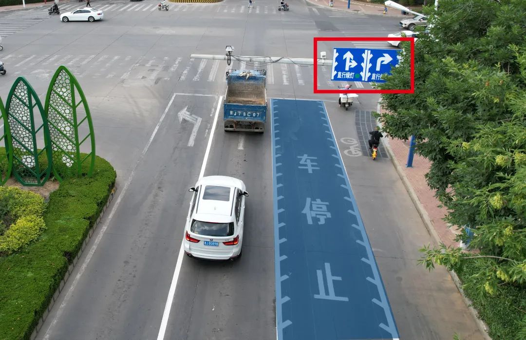 注意路口有可变车道,注意可变车道