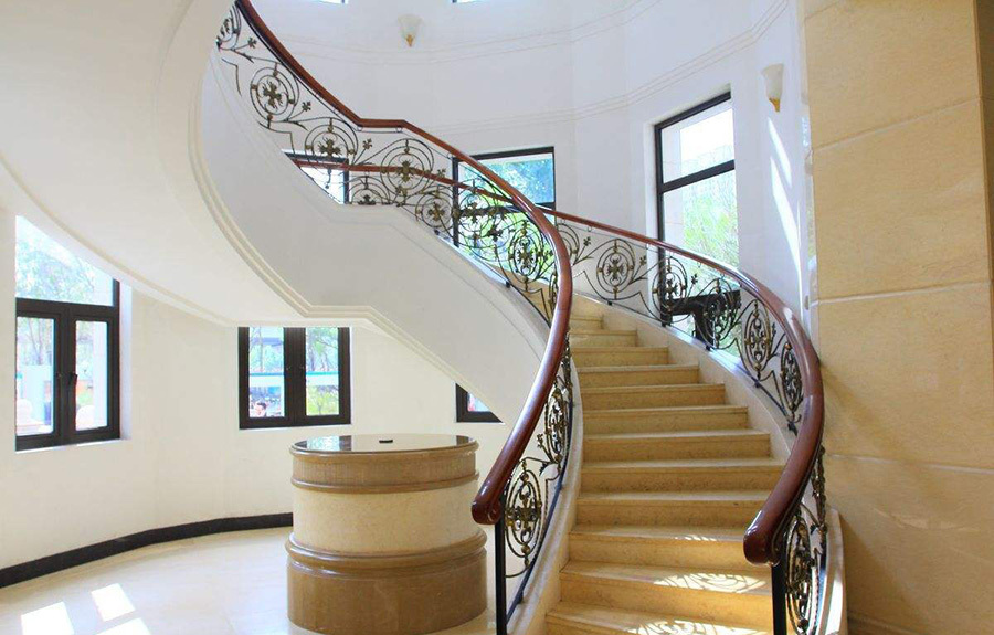 你家楼梯扶手做了吗,你家的楼梯是这样做的吗