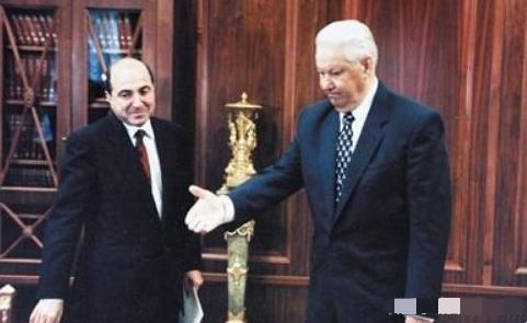 七大寡头兴衰史（上）面对首富的*杀暗**，普京：白绫or毒药，我来定