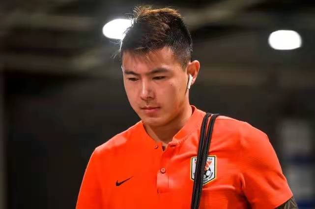 足球运动员要上学吗,足球球星都不用读书的吗