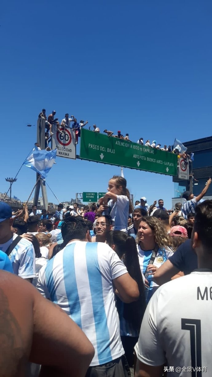 阿根廷首都全民狂欢,阿根廷夺冠庆典上直升机