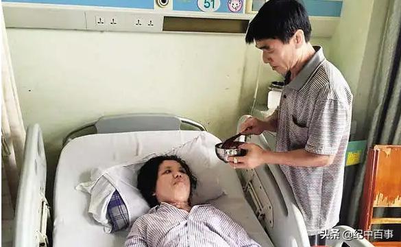 男子街头乞讨赚1000万,男子街头手擦烧红铁链卖药