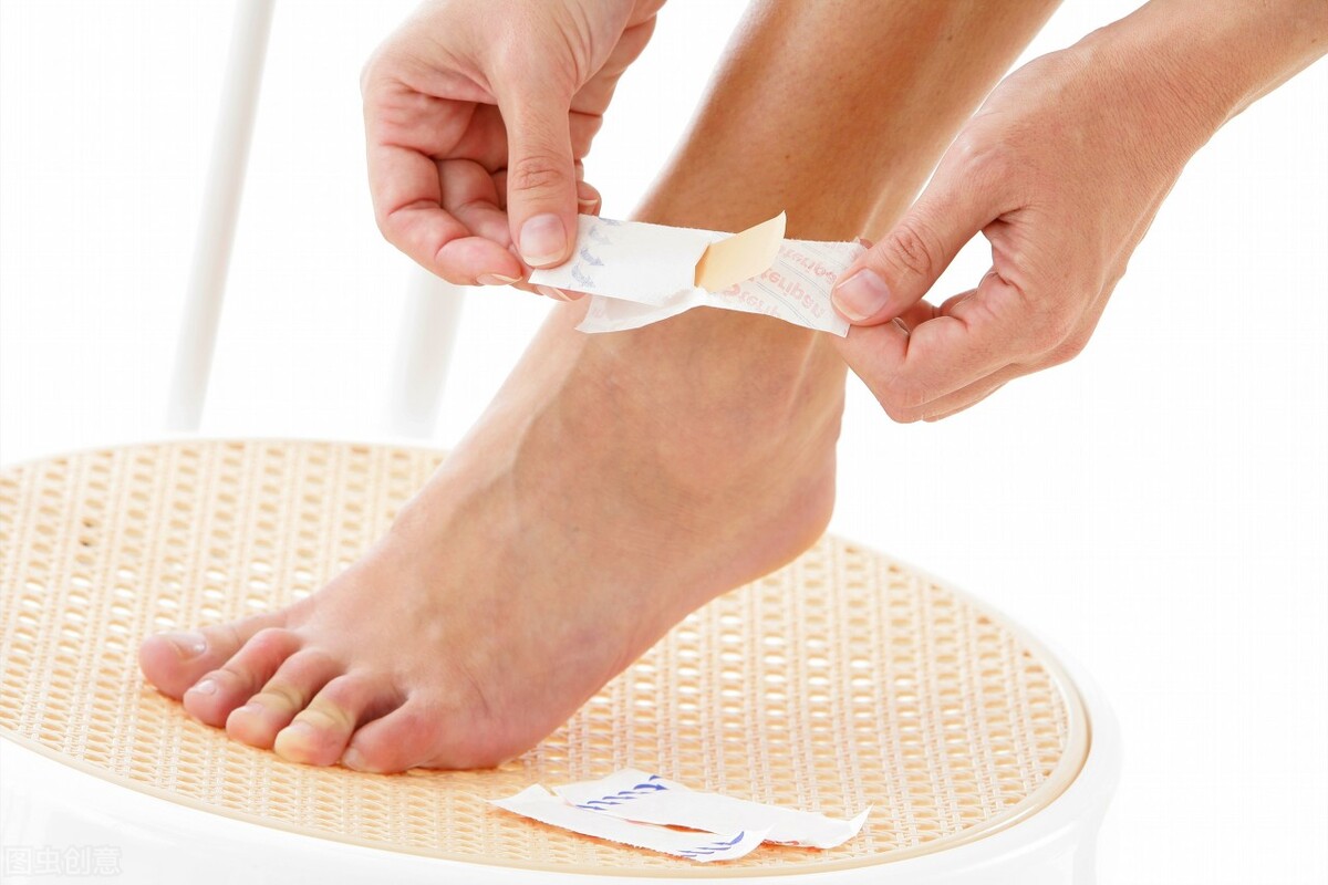 跑步鞋磨脚后跟处理4种方法,跑步磨脚是鞋子原因还是袜子原因