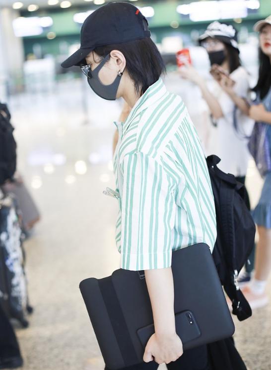 周笔畅牛仔装搭配,周笔畅白色直筒裤搭配