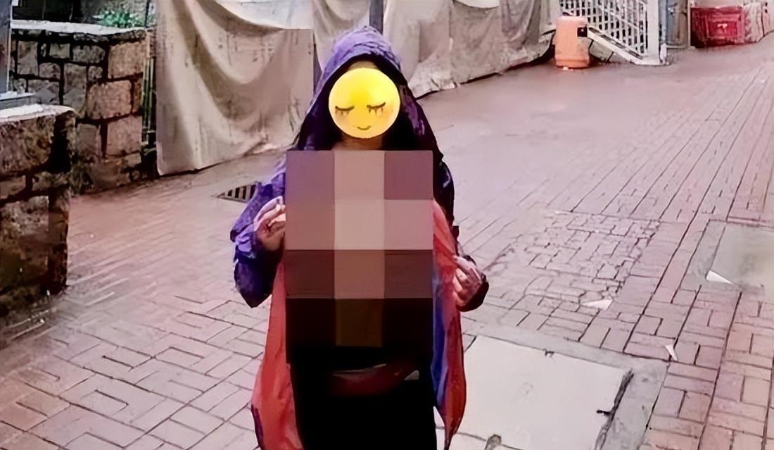 40辣妈沉迷“锁胸”她在公共场所拍了120多张“贴纸”，被警察抓