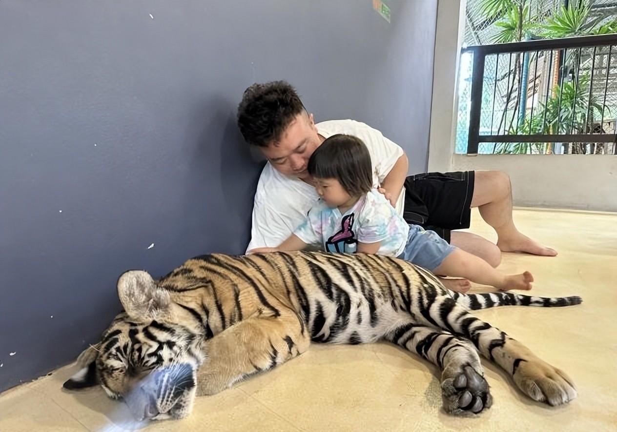 我，32岁奶爸，独自在非洲带娃创业，为了孩子安全，每天带俩警察