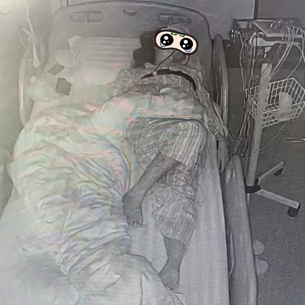 好像腿里有鱼在游还吐泡泡，医生把我捆起来做了一晚监测