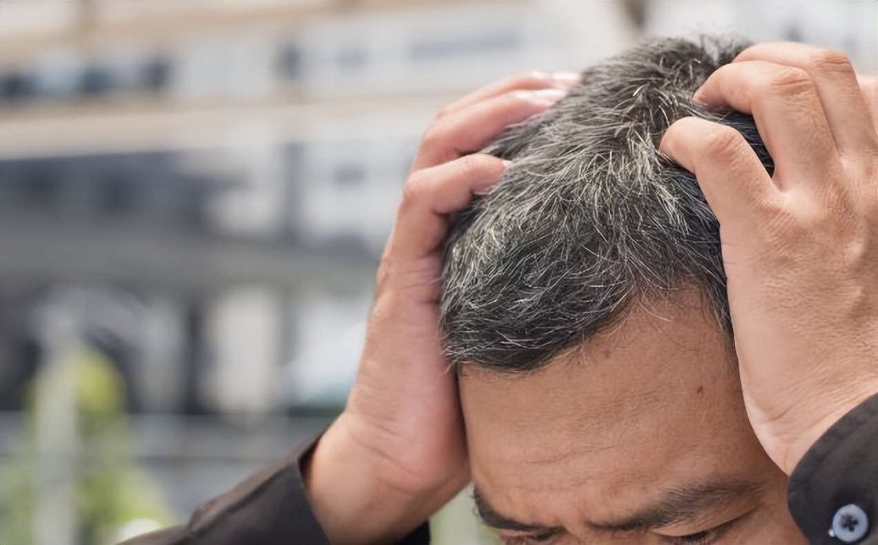 前额和鬓角白发是什么原因,两鬓和后脑勺长白发是什么原因