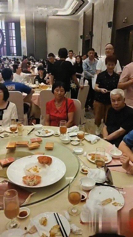 神回复：把大众车标扣下来清灰，里面藏了一个圆球，这是个啥？