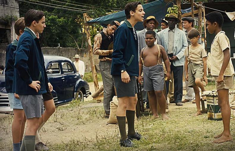 从光脚踢布条缠成的足球到成为球王，我用这部7.7分的电影缅怀他