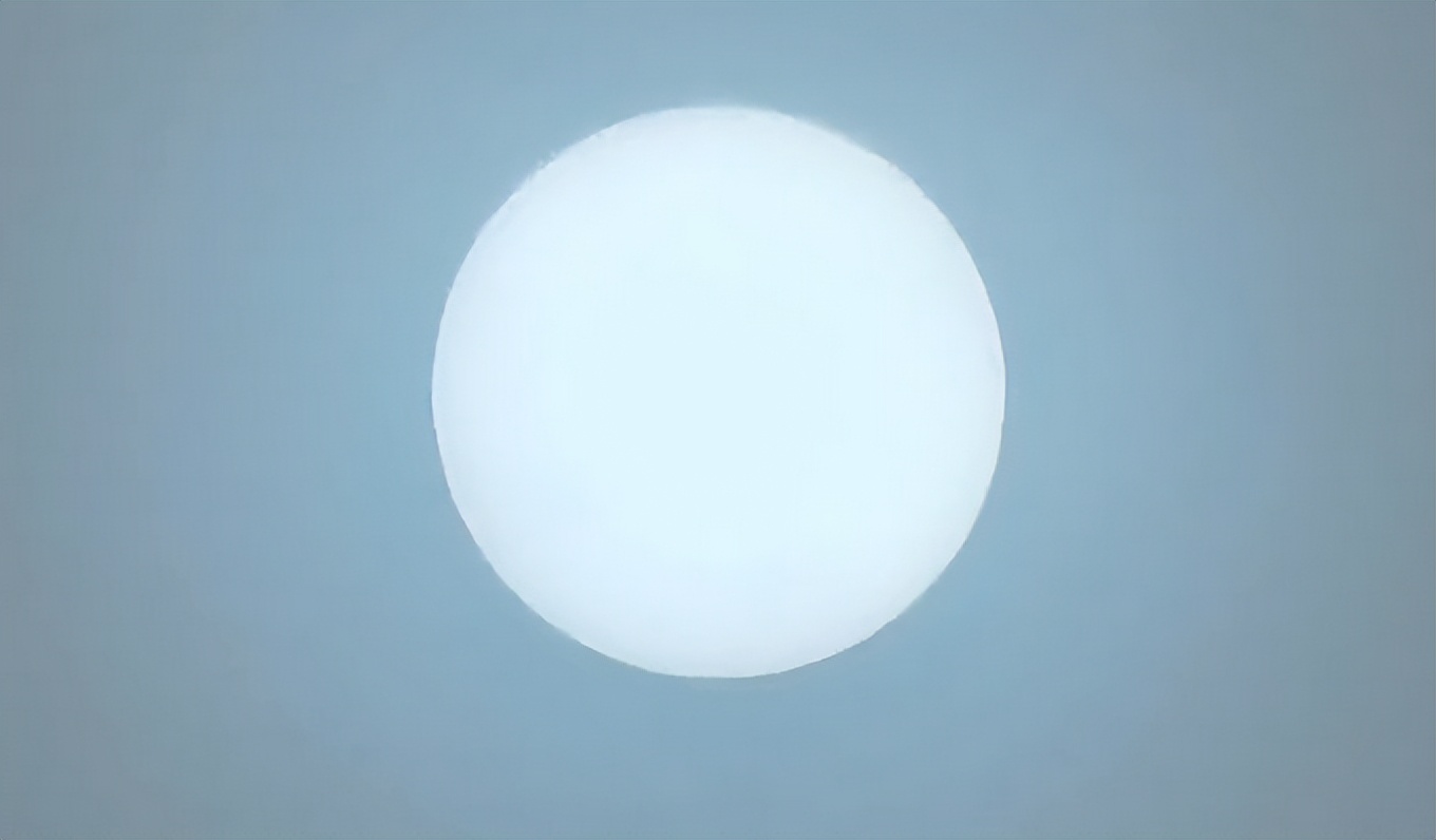 北京天空出现神秘彩光,北京天空惊现蓝太阳的前兆