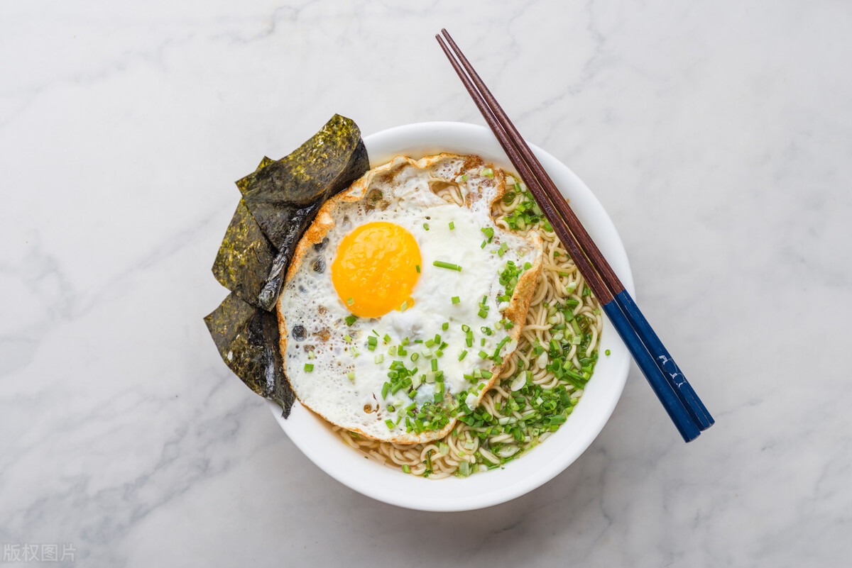 这才是吃方便面的正确方式,临期方便面可以大胆放心吃吗