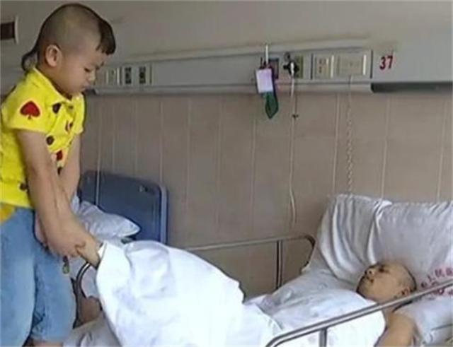 3岁男孩照顾瘫痪在床的爸爸,5岁男孩照顾残疾爸爸电视剧