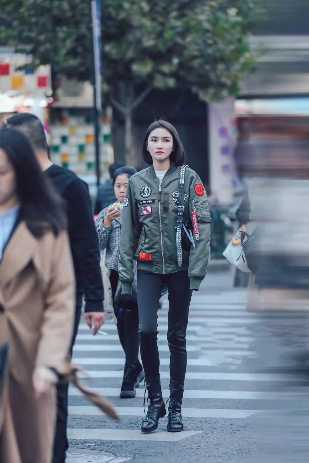 春季飞行服搭配什么裤子,比较火的飞行服款式