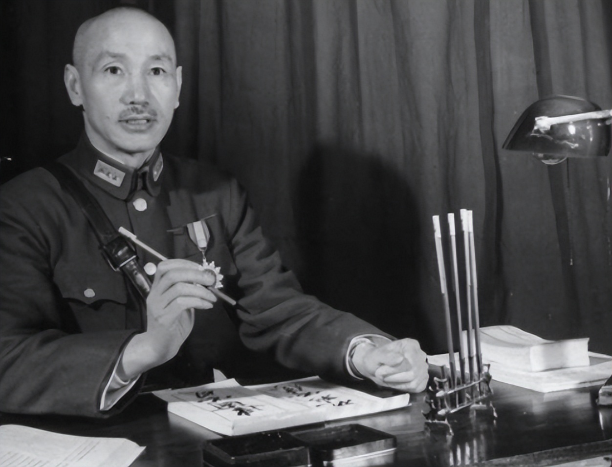 蒋介石去山庙算命，老道写下8个字，24年后，蒋介石才明白其含义