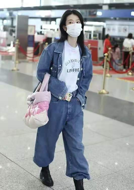 乔欣惊艳穿衣搭配,乔欣穿明艳鹅黄高开叉长裙