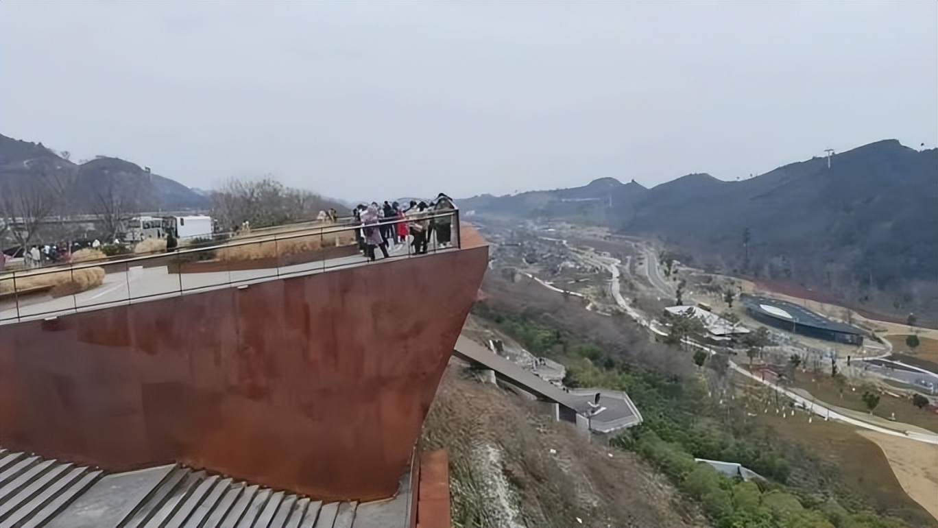 废弃矿坑即将改造的主题区,废弃矿坑生态修复与景观改造