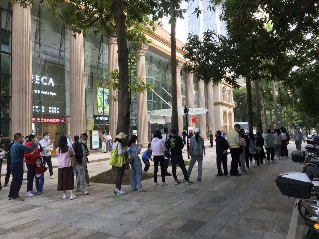 白岩松资历,白岩松坐姿