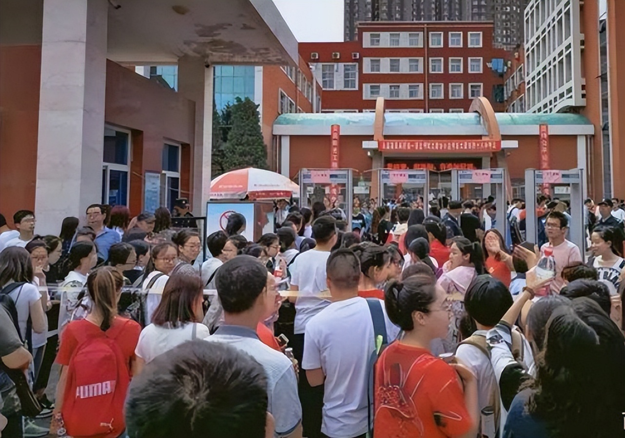 高考第一个交卷称高考太简单,声称考题太简单最后考了多少分