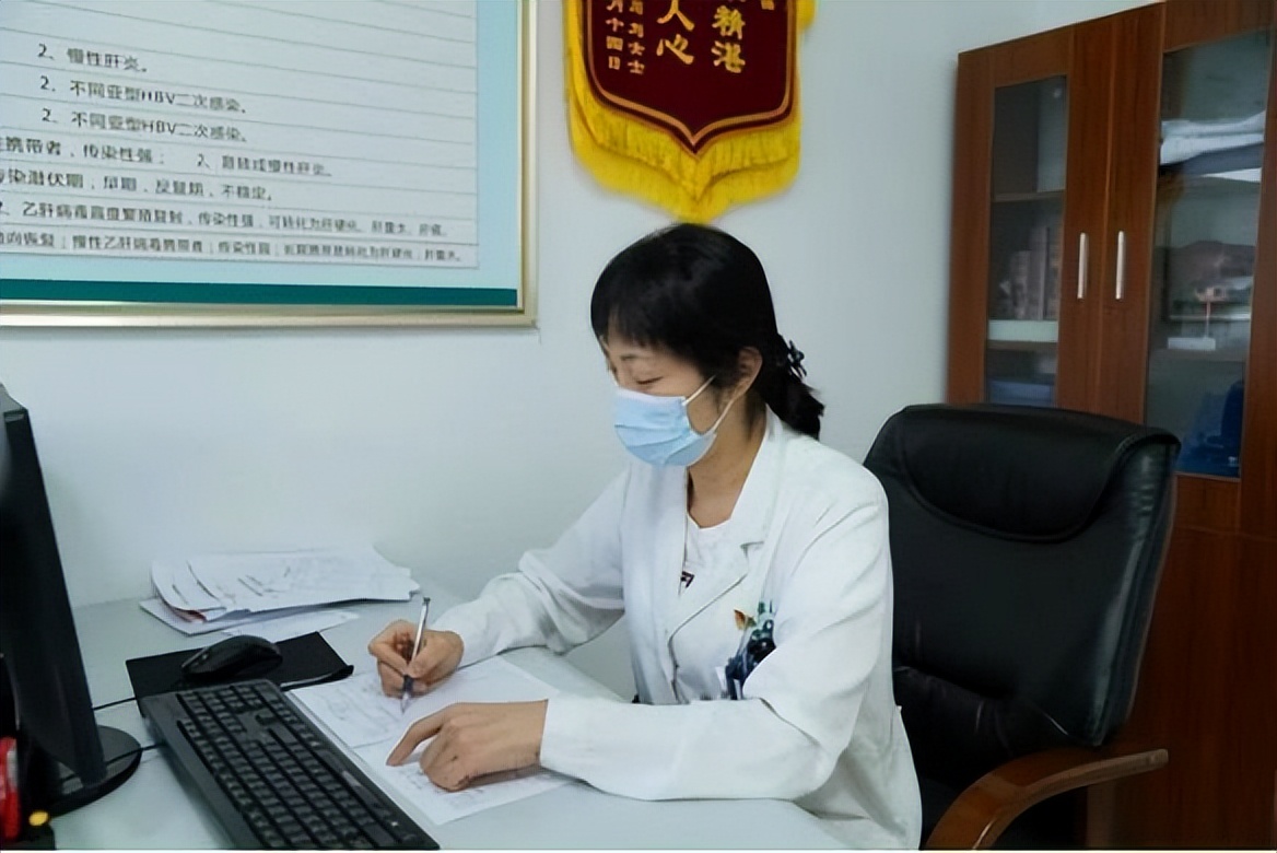 肝硬化男子肚子肿大,患者男性45岁肝硬化腹水10余年