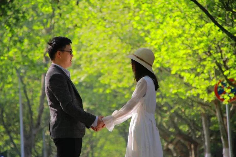 情侣之间冷战不说话怎么解决,情侣之间冷战有隔阂了怎么办