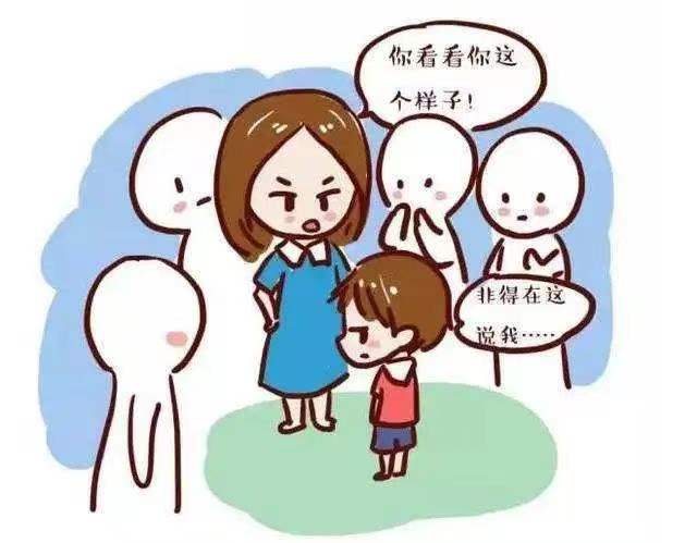 孩子捡到钱花了被罚跪,小男孩做错事被父母罚跪