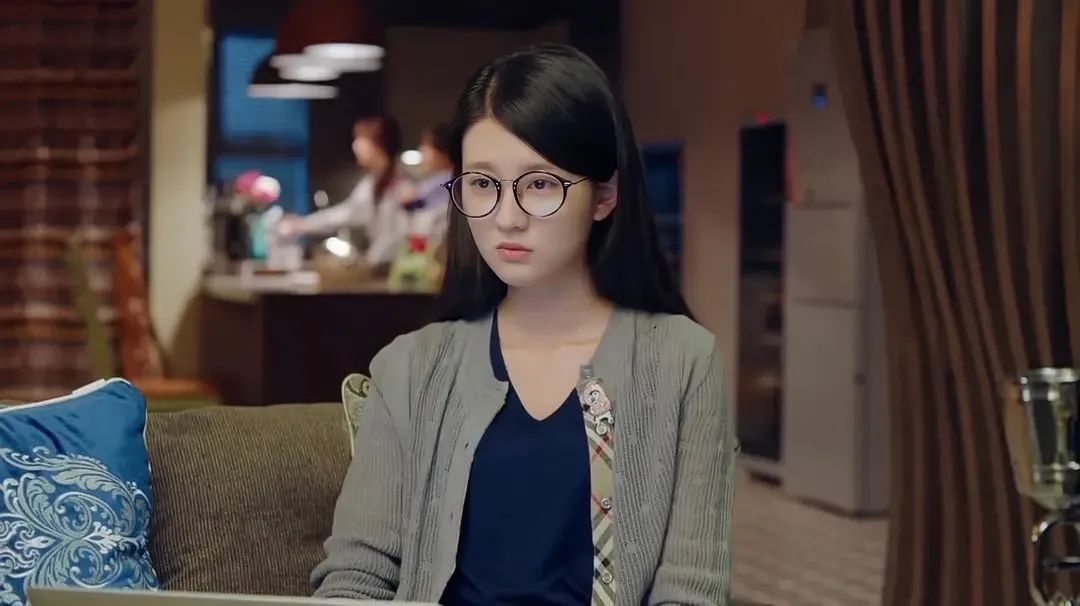 眼镜女郎的美，老电影都拍不出来