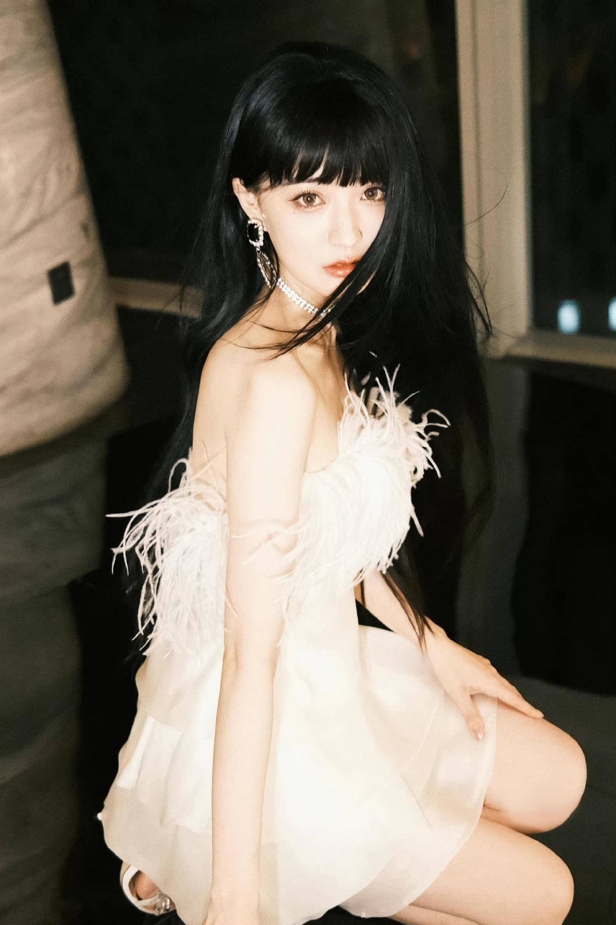 徐璐红毯吊带黑长裙造型,徐璐一袭长裙惊艳十足