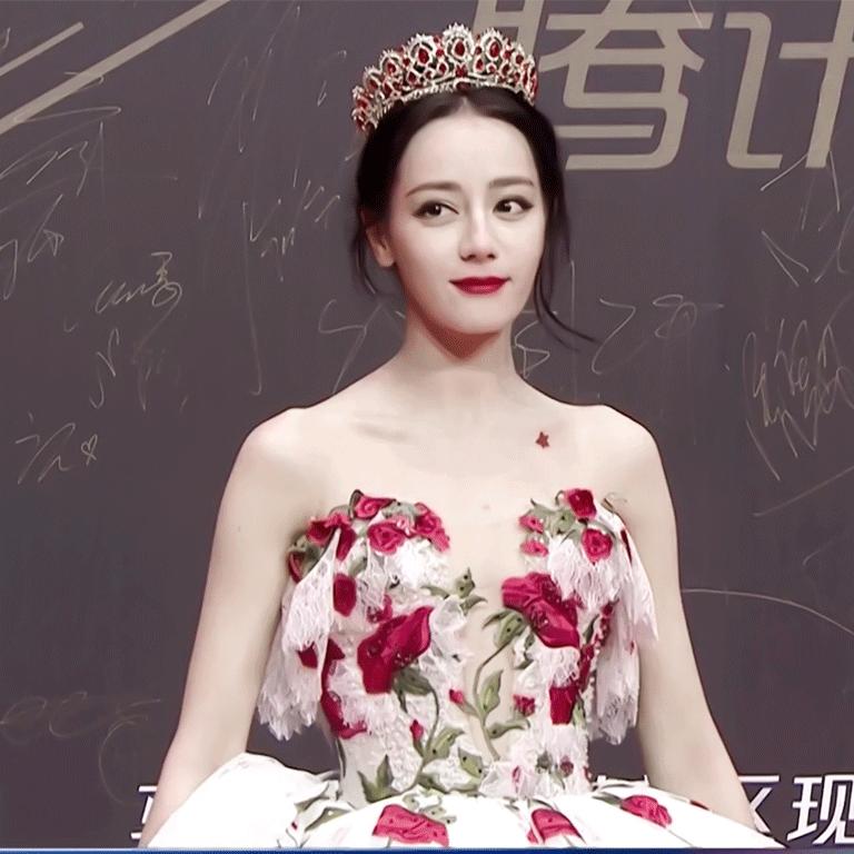 “酥胸半露”却偏要捂着,故作矜持,有一种尴尬叫迪丽热巴玩性感