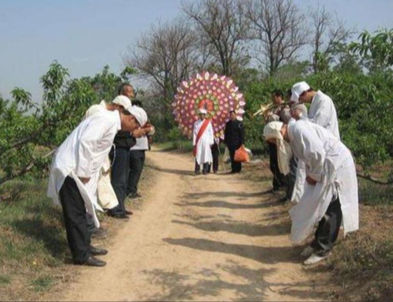 为父奔丧被辞案公司已支付赔偿金,为父奔丧被辞退当事人收到赔偿金