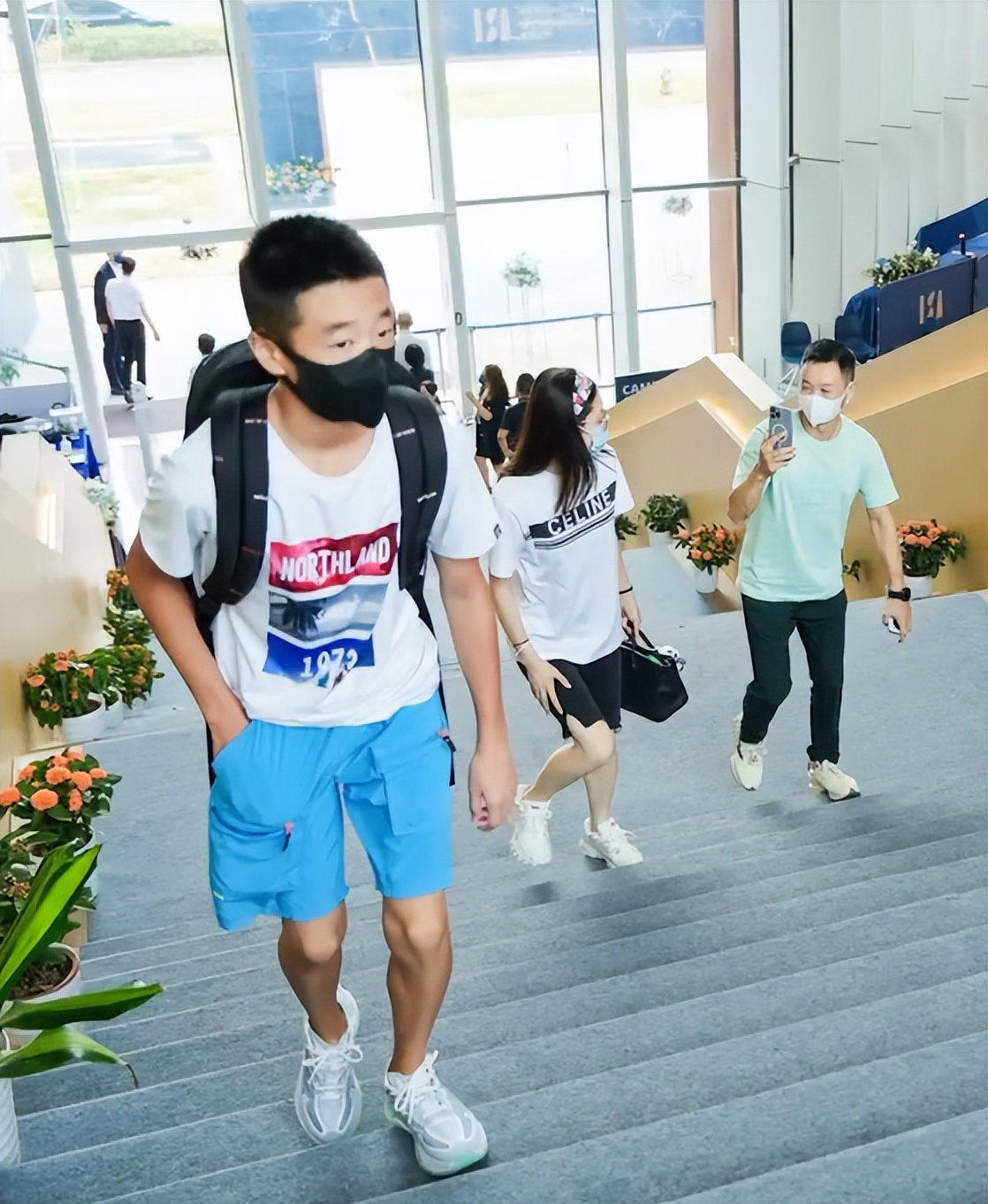 娱乐圈送娃,明星带小孩上学