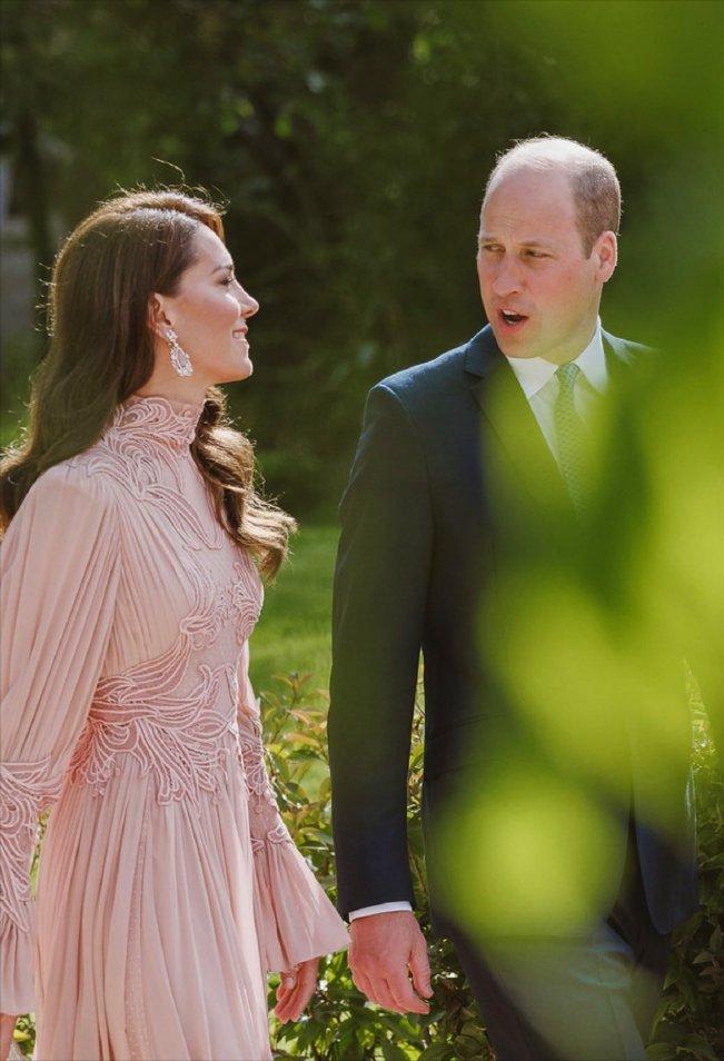 凯特王妃一袭红色造型亮相,凯特王妃粉色荷叶边