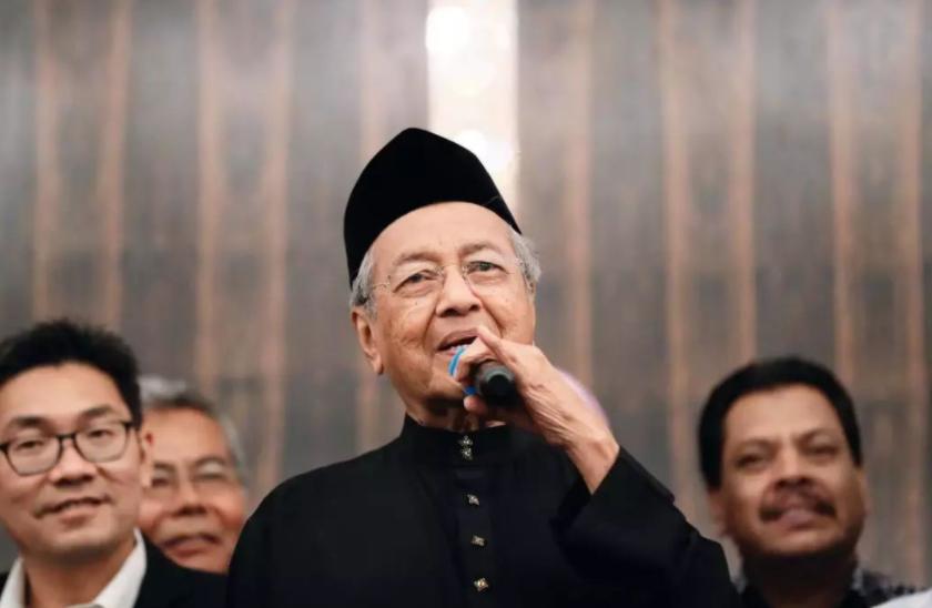 97岁的马来西亚前总理马哈蒂尔骂81岁的美国总统拜登无能