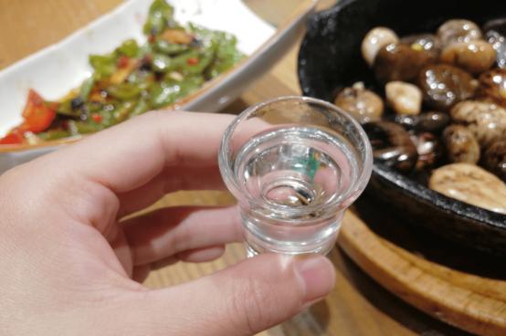 一喝就脸红的人千万别劝酒,喝酒越喝越糊涂的人