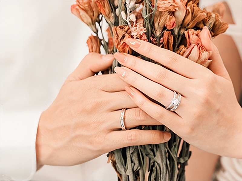 小拇指戴戒指有什么区别,小拇指戴戒指戴一半是什么意思