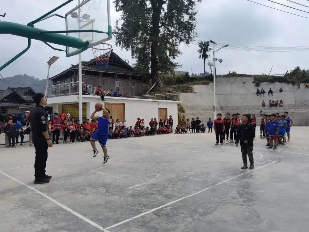 一双球鞋一人一只，凑成“黄金左右脚”！没有什么能够阻挡“运动小子”们的热爱