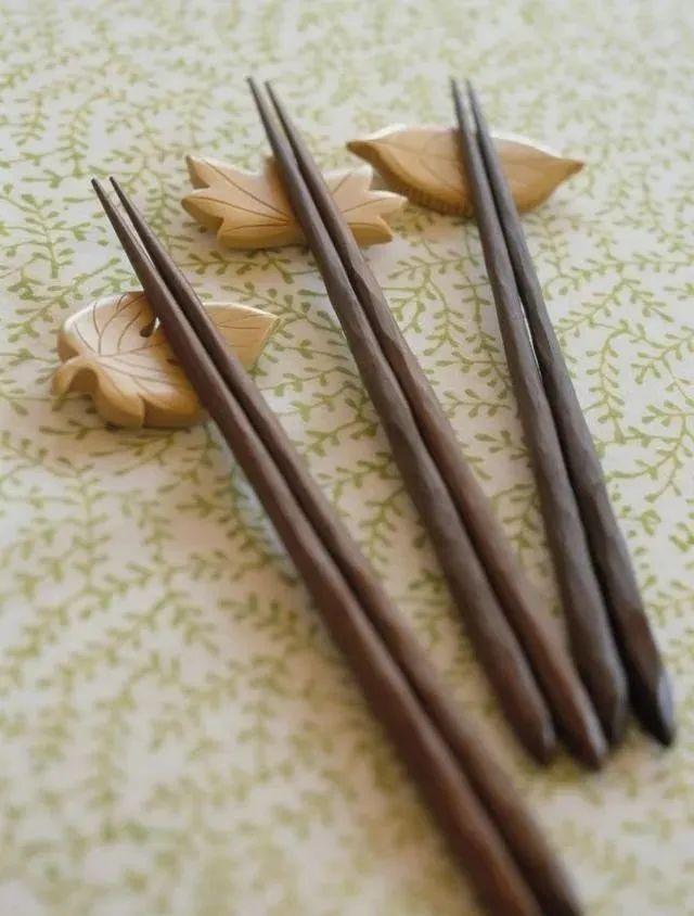 木筷和合金筷子哪个好,木筷和金属筷子哪个好