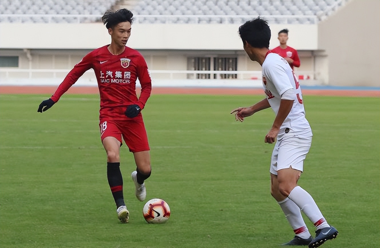 中超当红前锋将回归泰山队,大牌足球球星出场