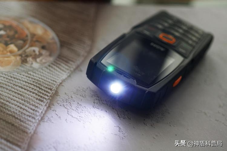 美国大叔网购老年机,美国大叔买安卓手机