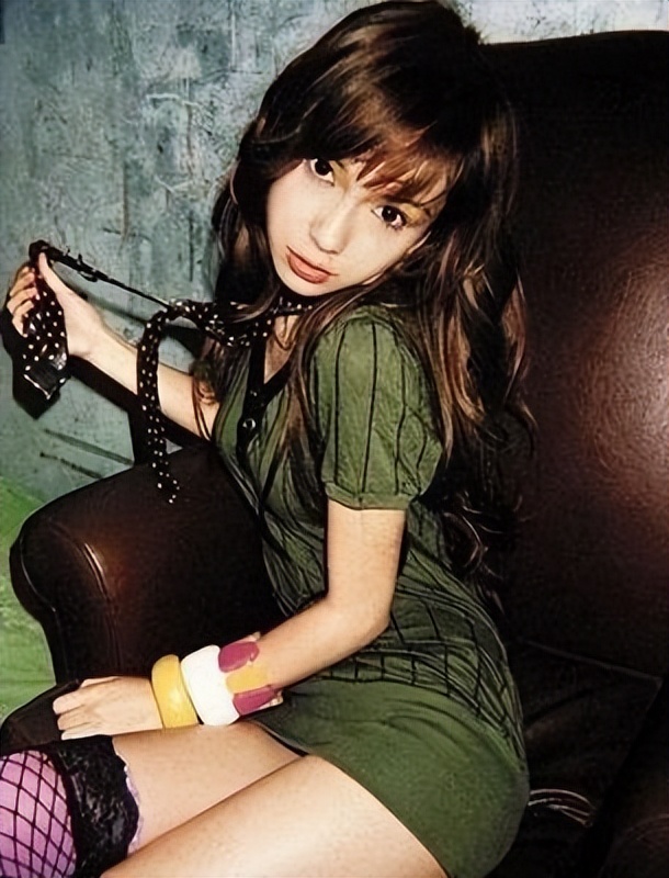 黄晓明当众摸女性屁股，Angelababy不闻不问，最终走向离婚