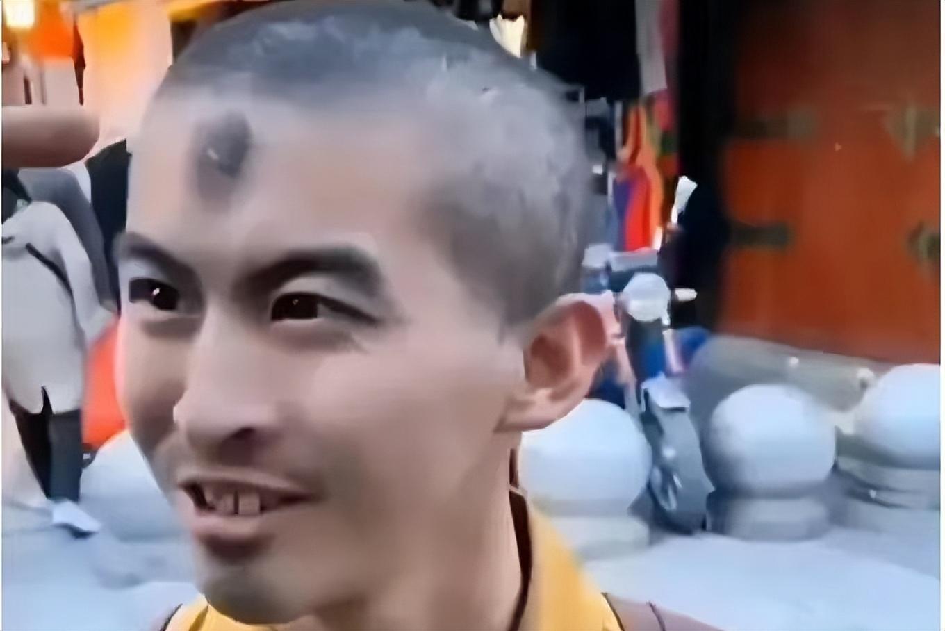 山西大学生出家，8年走3700公里去大昭寺，七步一拜磕出“天眼”