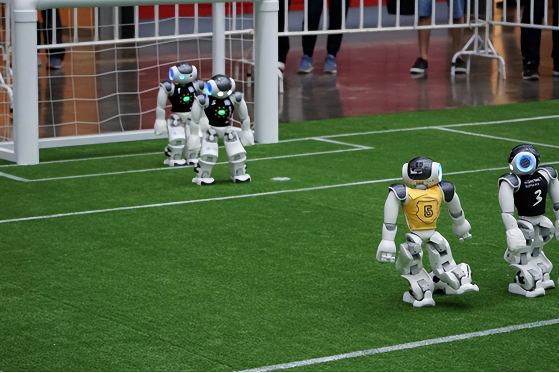 足球启示录：NAO在机器人世界杯驰骋多年的秘密！
