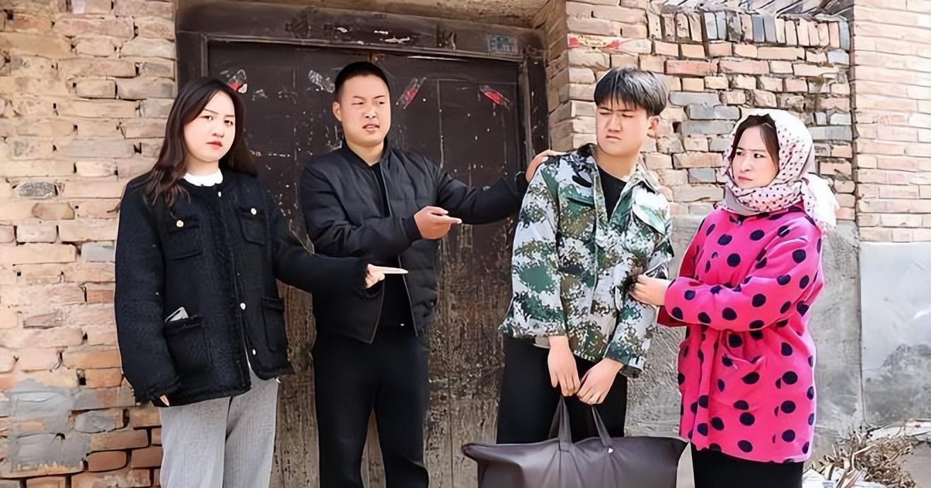 儿媳眨眼逼我说退休金只有3000，亲家跟我不一样