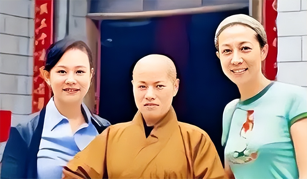 10年前，女住持戴假发穿黑丝跟和尚同居，开豪车住别墅用新款手机