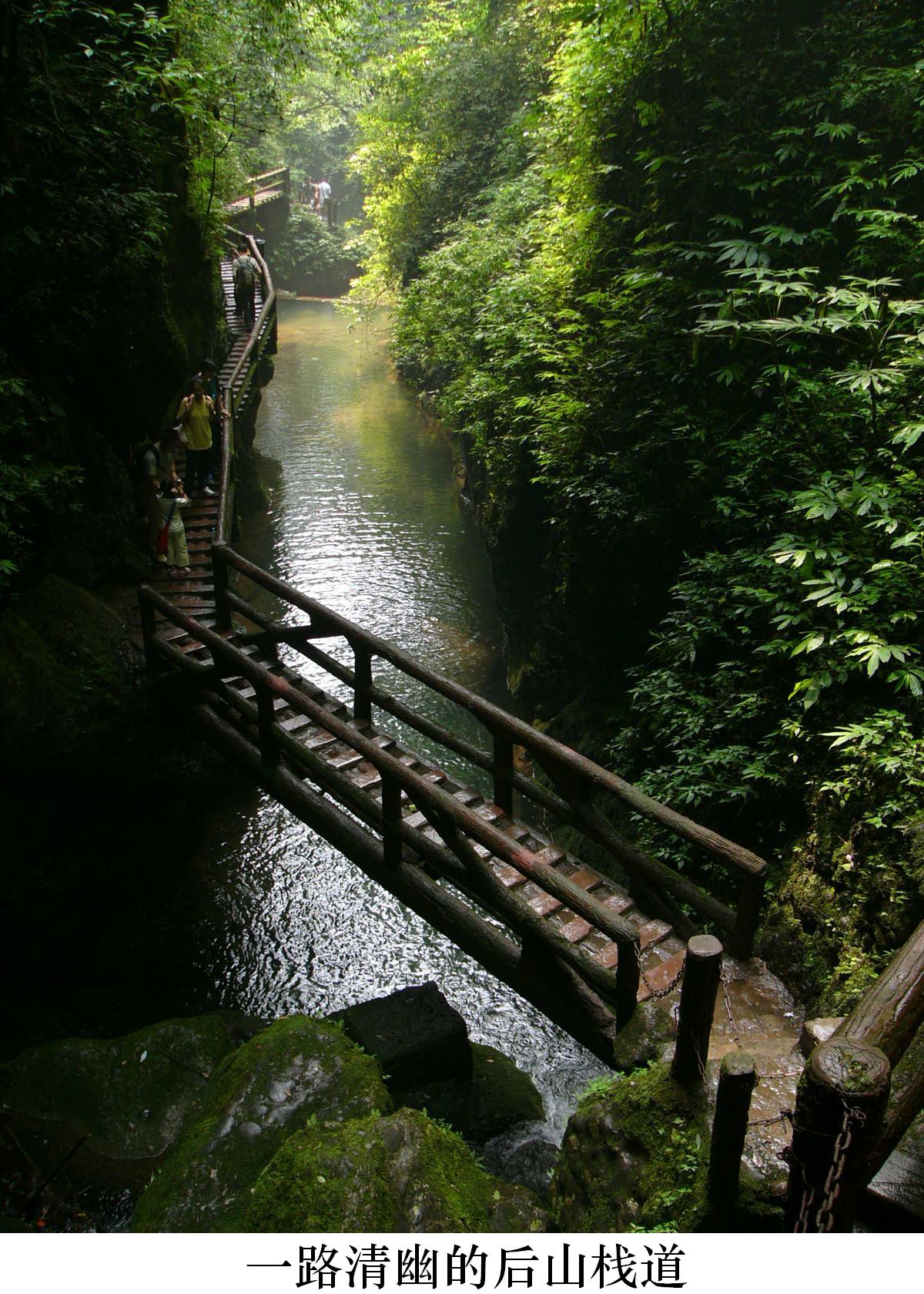 镇纸、拐枣、小亭、神像，串起了一条幽静而深邃的山路
