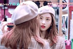 冬天戴帽子自拍怎么拍照好看,冬天戴帽子室外拍照姿势大全