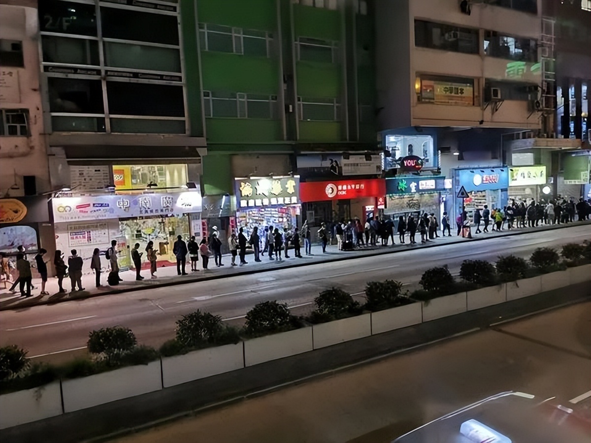 香港白领排队买“两餸饭”：放下面子吃快餐，才是最大的体面